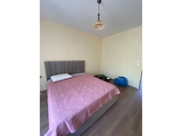 Tirane, jepet me qera apartament 2+1+Ballkon Kati 4, 70 m² 750 € (Rruga Muhamet Gjollesha)
