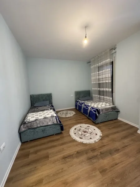 Tirane, jap me qera apartament 2+1+Ballkon Kati 4, 110 m² 699 € (Porcelan Rezidenca Erli ( perfshir edhe parkimi ne cmim ))