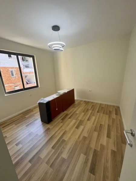 Tirane, shitet apartament 2+1+Ballkon Kati 3, 76 m² 155.000 € (Mine Peza prane Prokuroris)