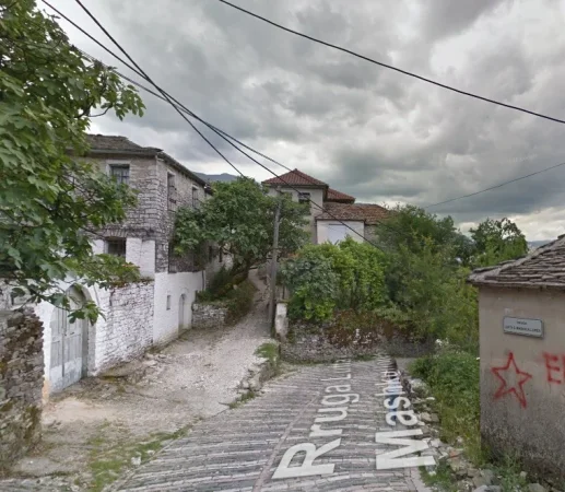 Gjirokaster, shitet shtepi 4+1+Aneks+Ballkon Kati 1, (Lufta e Mashkullorës, lagja-Varrosh qyteti-Gjirokastër.)