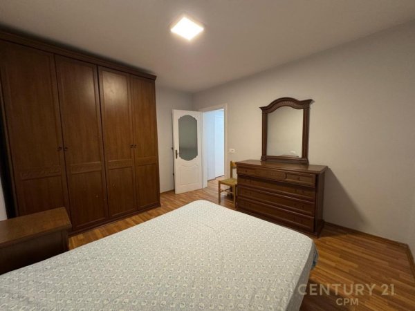 Tirane, jepet me qera apartament 1+1 Kati 4, 400 € (Ish Restorant Durrsi)