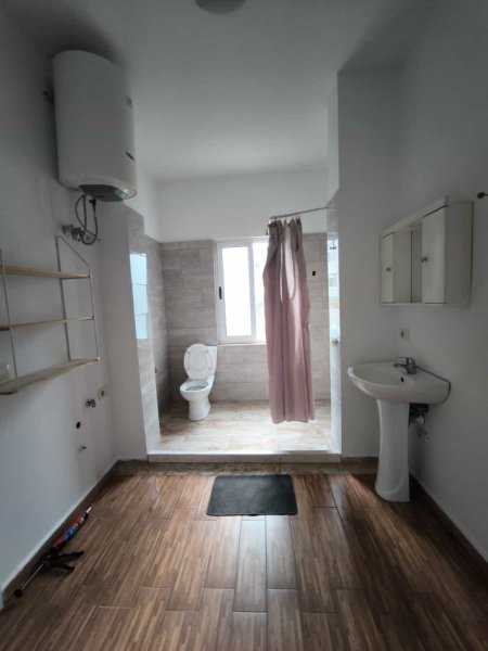 Tirane, jepet me qera Vile 1+1+Ballkon Kati 2, 90 m² 320 € (kodra e priftit)