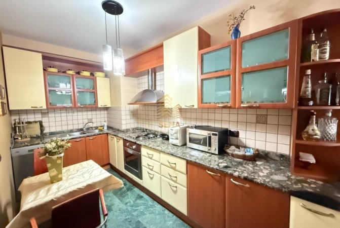 Tirane, jepet me qera apartament 2+1+Ballkon Kati 8, 125 m² 850 € (Rruga e Elbasanit)