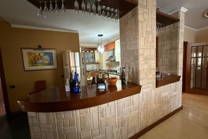Tirane, jepet me qera apartament 2+1+Ballkon Kati 8, 125 m² 850 € (Rruga e Elbasanit)