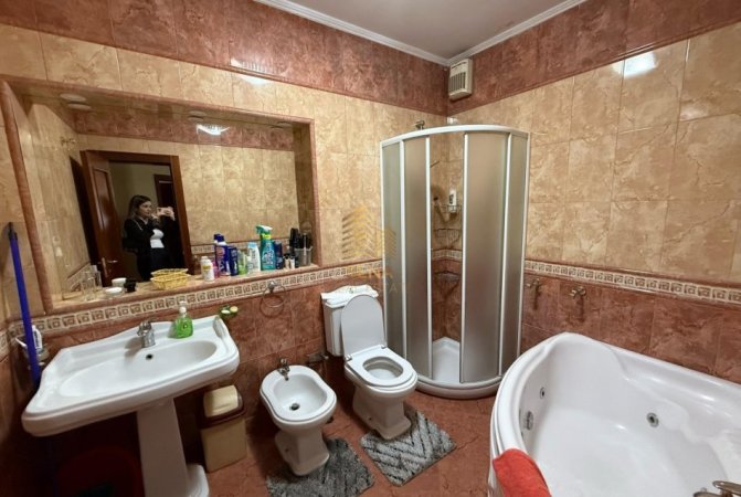 Tirane, jepet me qera apartament 2+1+Ballkon Kati 8, 125 m² 850 € (Rruga e Elbasanit)