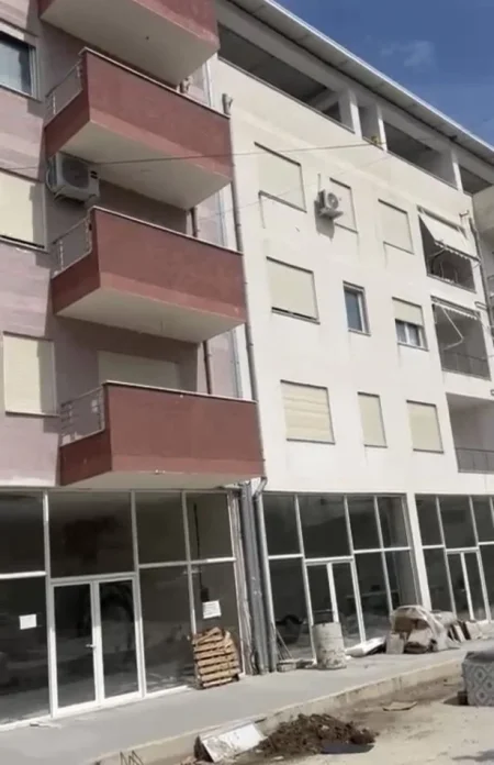 Tirane, shitet apartament 2+1 Kati 1, 65 m² 75.000 € (Tek ish Restorant Qesaraka)