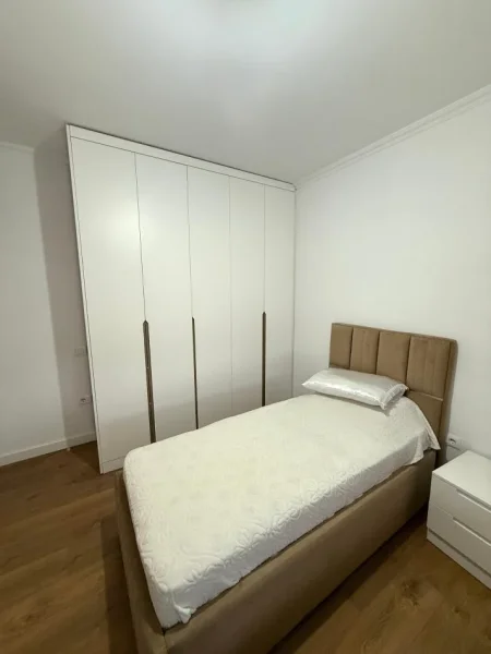 Tirane, jepet me qera apartament 2+1 Kati 4, 110 m² 1.000 € (Rruga e Elbasanit)