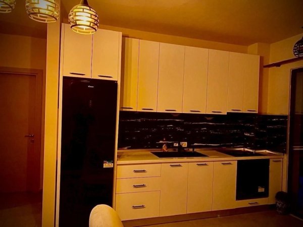 Tirane, jepet me qera apartament 1+1+Ballkon Kati 3, 87 m² 400 € (5 maji)