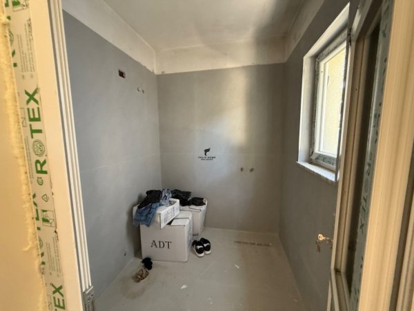 Tirane, jepet me qera apartament 1+1+Ballkon Kati 1, 75 m² 350 € (LAPRAKE)