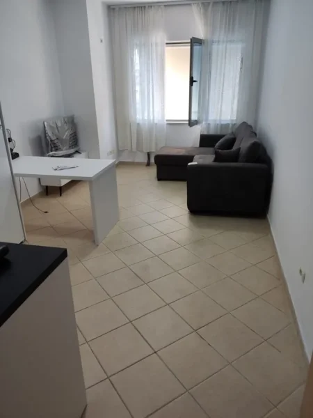 Tirane, jepet me qera apartament 1+1 Kati 6, 60 m² 400 € (Rruga Teodor Keko)