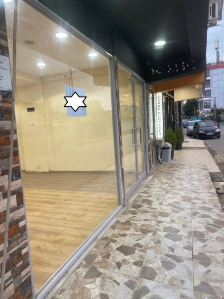 Tirane, jepet me qera dyqan Kati 0, 40 m² 400 € (ne rrugen Njazi meka Tirane.)
