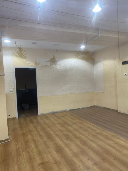 Tirane, jepet me qera dyqan Kati 0, 40 m² 400 € (ne rrugen Njazi meka Tirane.)