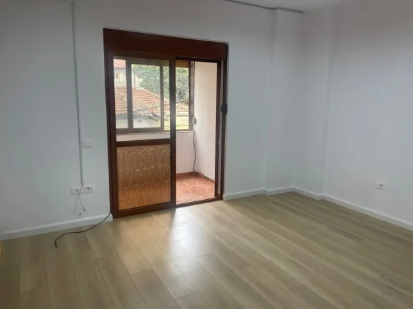 Tirane, jepet me qera ambjent biznesi Kati 1, 120 m² 1.000 € (Rruga e Bogdaneve)