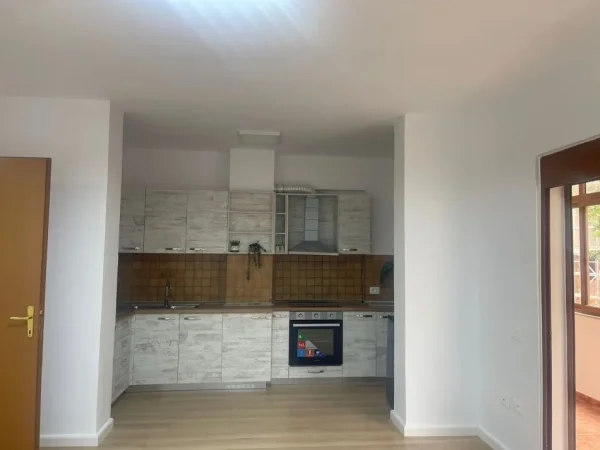 Tirane, jepet me qera ambjent biznesi Kati 1, 120 m² 1.000 € (Rruga e Bogdaneve)