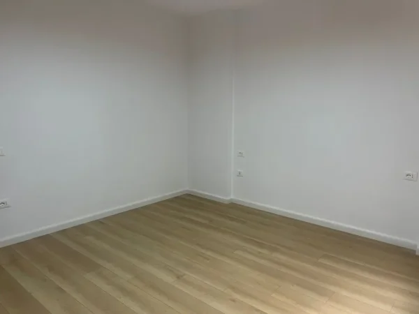 Tirane, jepet me qera ambjent biznesi Kati 1, 120 m² 1.000 € (Rruga e Bogdaneve)