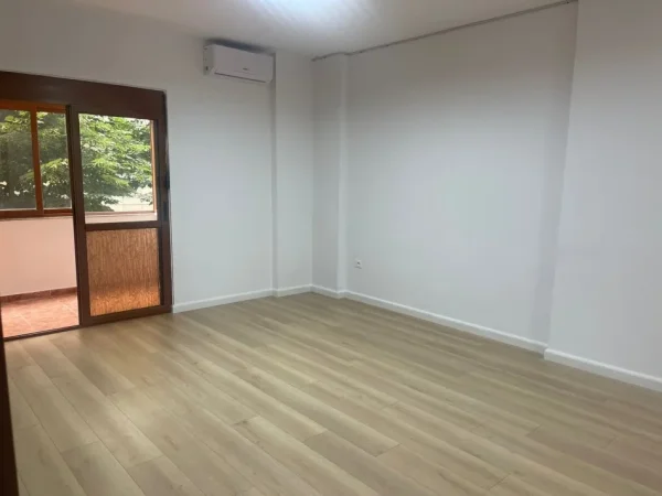 Tirane, jepet me qera ambjent biznesi Kati 1, 120 m² 1.000 € (Rruga e Bogdaneve)