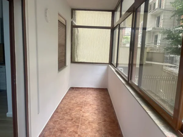 Tirane, jepet me qera ambjent biznesi Kati 1, 120 m² 1.000 € (Rruga e Bogdaneve)
