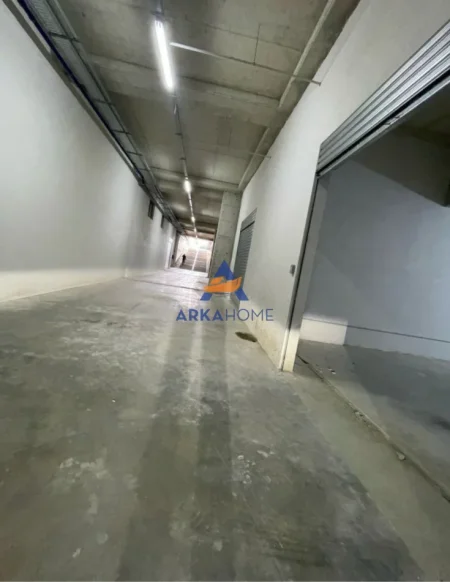 Tirane, jepet me qera magazine Kati -1, 170 m² 1.700 € (ISH STACIONI I TRENIT)