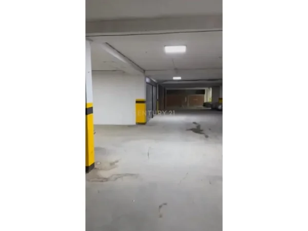 Tirane, jepet me qera magazine Kati -2, 150 m² 500 € (Rruga 5 Maji)