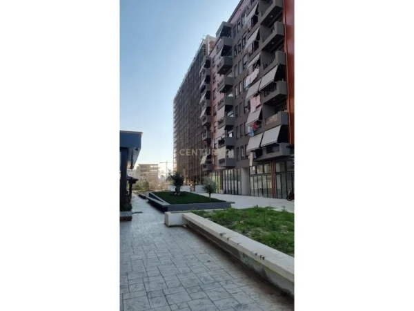 Tirane, jepet me qera magazine Kati -2, 150 m² 500 € (Rruga 5 Maji)