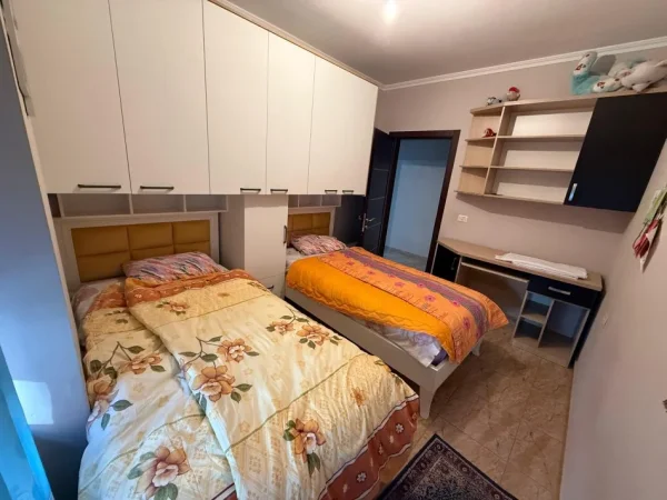 Tirane, jepet me qera apartament 2+1 Kati 2, 95 m² 500 € (astir)