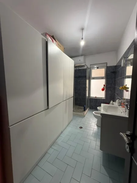 Tirane, jepet me qera apartament 2+1 Kati 2, 95 m² 500 € (astir)