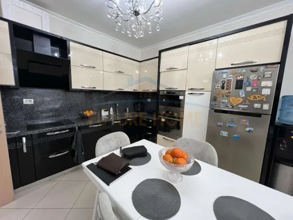 Tirane, jepet me qera apartament 2+1 Kati 4, 122 m² 500 € (Unaza e Re)