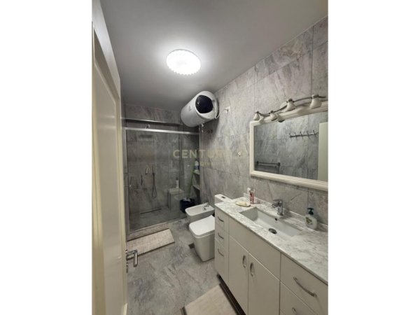 Tirane, jepet me qera apartament 2+1 Kati 4, 110 m² 1.000 € (SELVIA)
