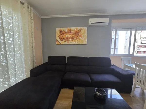 Tirane, jepet me qera apartament 2+1+Ballkon Kati 5, 90 m² 500 € (YZBERISHT)