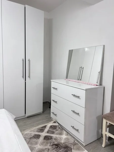 Tirane, jepet me qera apartament 2+1 Kati 1, 80 m² 600 € (Blloku ambasadave)