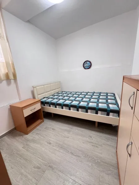 Tirane, jepet me qera apartament 2+1 Kati 1, 80 m² 600 € (Blloku ambasadave)