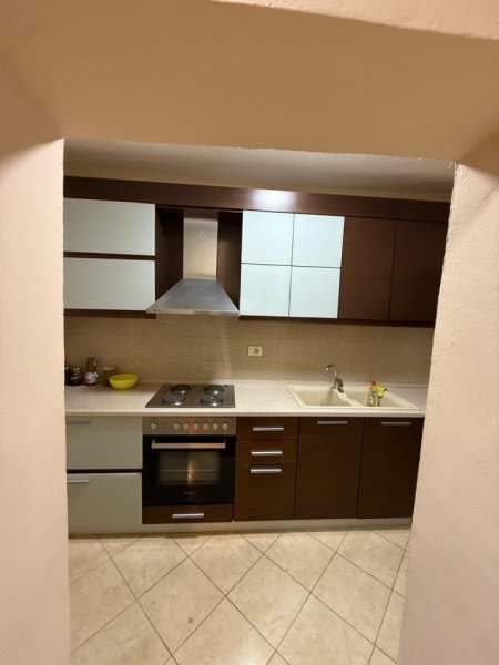 Tirane, jepet me qera zyre Kati 3, 88 m² 450 € (Pazari ri)