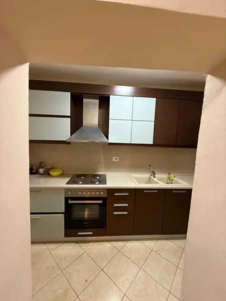Tirane, jepet me qera zyre Kati 3, 88 m² 450 € (Pazari ri)