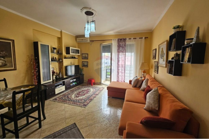 Tirane, jepet me qera apartament 1+1+Ballkon Kati 2, 68 m² 500 € (Rruga e Kavajes)