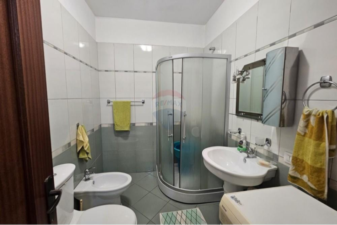 Tirane, jepet me qera apartament 1+1+Ballkon Kati 2, 68 m² 500 € (Rruga e Kavajes)