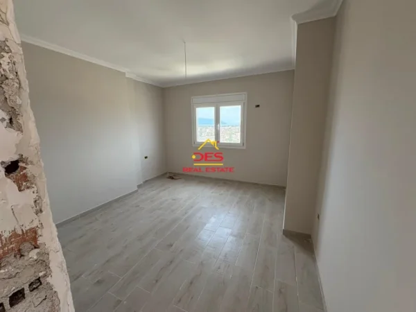 Vlore, shitet apartament+verande | Penthouse 2+1+Ballkon Kati 10, 140 m² 152.000 € (Rruga Gjergj Kastrioti)
