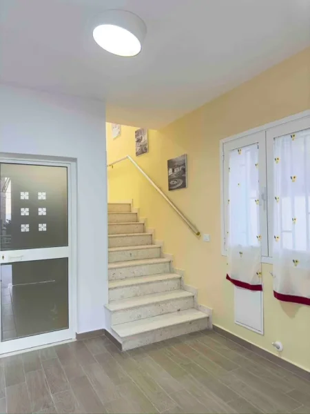 Tirane, jepet me qera Vile 2+1+Aneks+Ballkon , 330 m² 1.100 € (Vilat Gjermane).