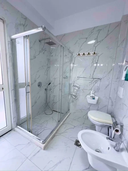 Tirane, jepet me qera Vile 2+1+Aneks+Ballkon , 330 m² 1.100 € (Vilat Gjermane).