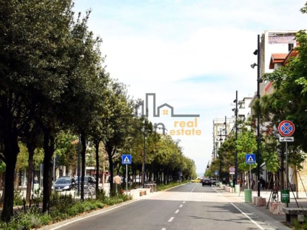 Tirane, shitet dyqan Kati 0, 27 m² 370.000 € (Bulevardi Zogu I)