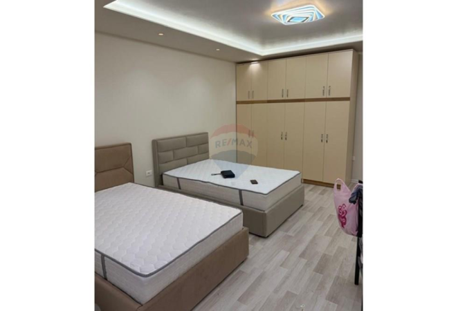 Tirane, jepet me qera garsonier 1+1+Ballkon , 51 m² 350 € (Ish fusha e aviacionit)