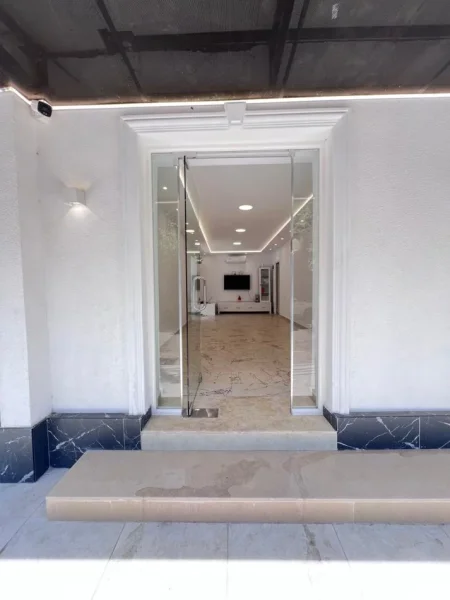 Tirane, jepet me qera ambjent biznesi Kati 1, 41 m² 1.200 € (Frederik Shiroka)