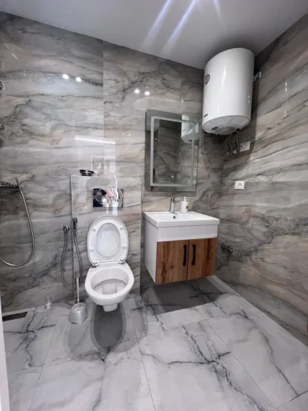 Tirane, jepet me qera ambjent biznesi Kati 1, 41 m² 1.200 € (Frederik Shiroka)