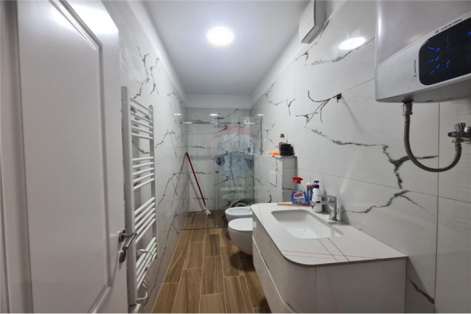 Tirane, jepet me qera apartament 2+1+Aneks+Ballkon Kati 9, 120 m² 1.000 € (Rruga e Elbasanit)