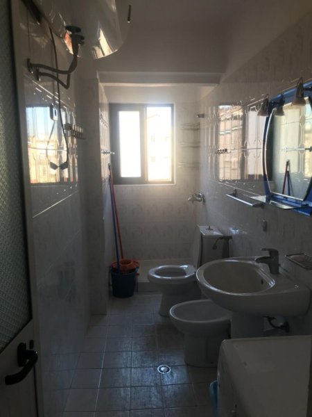Tirane, jepet me qera apartament 1+1+Ballkon Kati 5, 55 m² 400 € (Rruga Hoxha Tahsim)