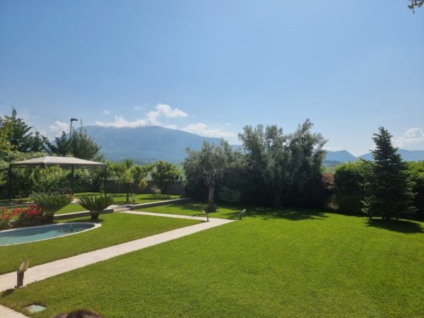 Tirane, shitet Vile 4+1 , 1.007 m² (Farke)