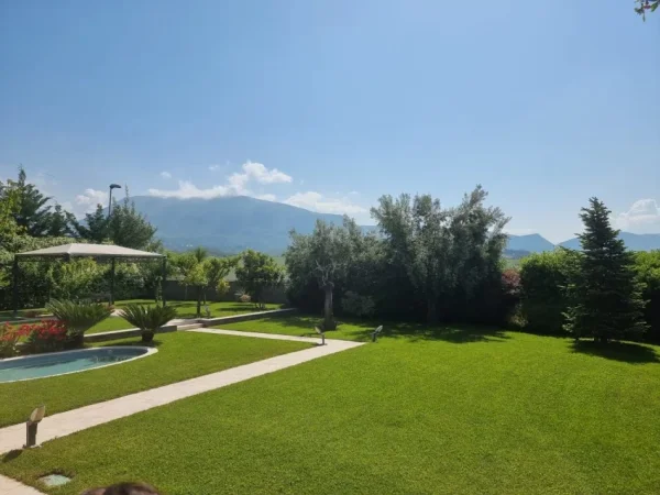 Tirane, shitet Vile 4+1 , 1.007 m² (Farke).