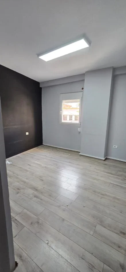 Tirane, jepet me qera apartament 1+1 Kati 2, 65 m² 500 € (myslym shyri)