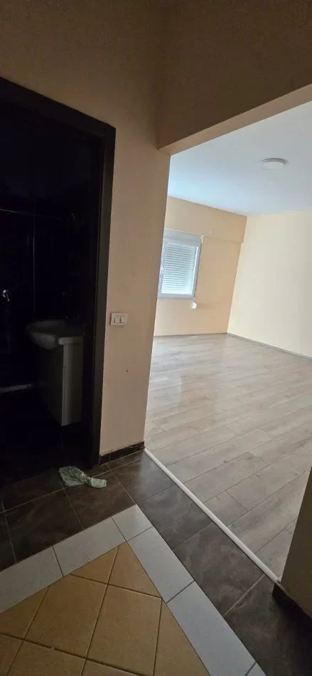 Tirane, jepet me qera apartament 1+1 Kati 2, 65 m² 500 € (myslym shyri)