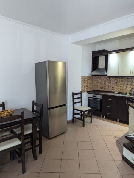 Tirane, jepet me qera apartament 2+1+Aneks+Ballkon Kati 3, 90 m² 700 € (Liqeni te garda)