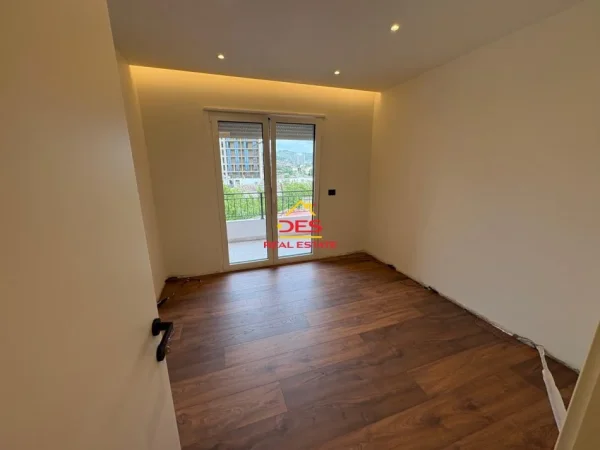 Vlore, shitet apartament 2+1+Ballkon Kati 4, 85 m² 144.500 € (Rruga Pelivan Leskaj)
